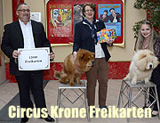 Circus Krone 2016: zwei prachtvolle Löwenhunde (Chow Chow) KING UND LION übergaben 12.000 Freikarten an die 3.Bürgermeisterin Christine Strobl  (©Foto: Ingrid Grossmann)